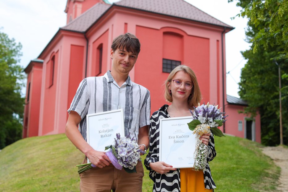 Fotografija: Nagradi mlado pero sta si pripisala Eva Kučera Šmon in Kristjan Rakar. FOTO: Matej Druznik