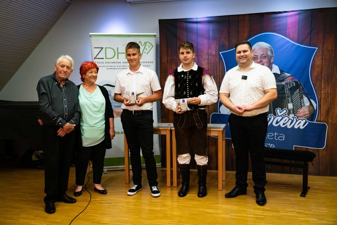 Absolutna zmagovalca z zakoncema Šegovc ter predsednikom ZDHS Klemnom Rošerjem FOTOgrafije: Arhiv Zdhs