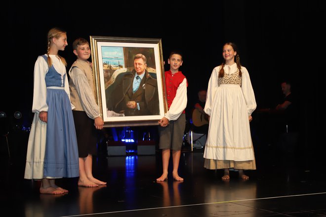 Po Pahorjevem govoru so na oder stopili učenci šentjernejske osnovne šole in člani folklorne skupine Šentlora s portretom.