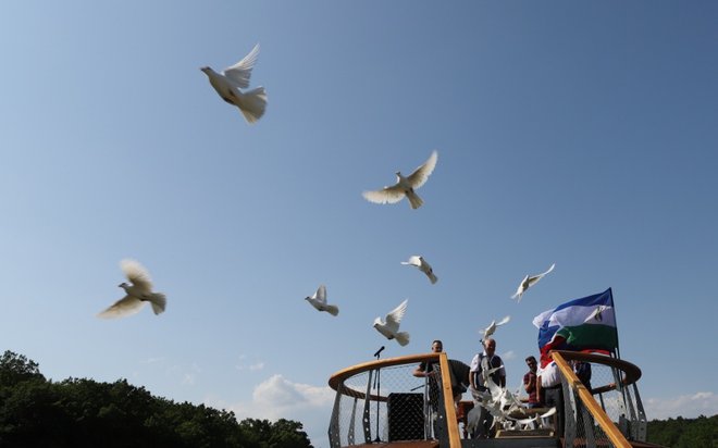 Ob slovesnem dogodku so proti nebu poleteli beli golobi.