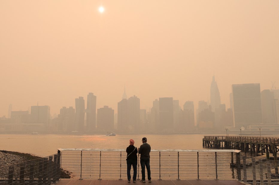 Fotografija: V petek bo kanadski dim dosegel tudi Slovenijo. A tako hudo, kot je bilo v New Yorku, ne bo. FOTO: Reuters