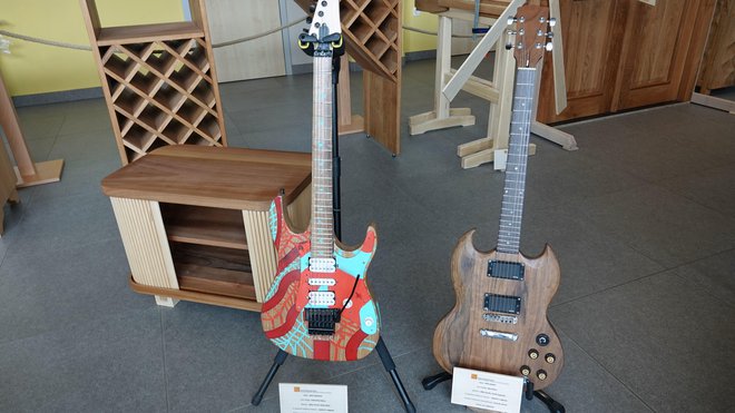Nejc Kastelic in Rok Sokač sta izdelala električni kitari. FOTO: Slavko Mirtič