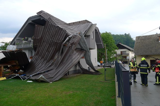 Močan veter je odtrgal pločevinasto streho na konjskem hlevu in jo odložil na hiši Pr' Cudermanu.