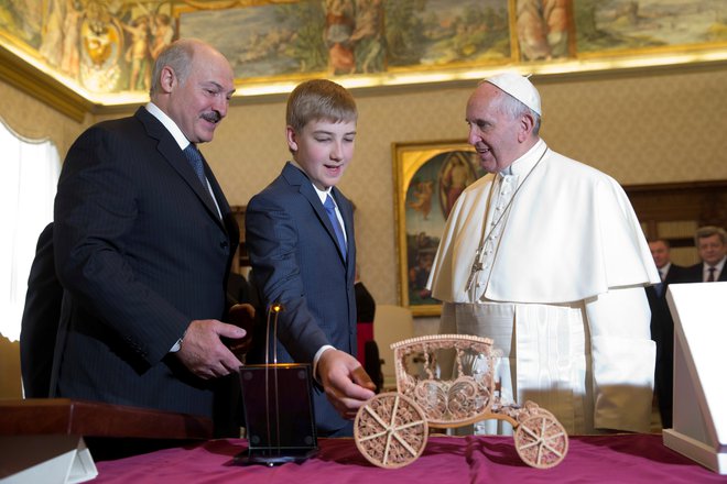 Aleksander Lukašenko je sina Nikolaja vzel s seboj tudi k papežu Frančišku, ki ga je obiskal leta 2016. FOTO: Andrew Medichini, Pool New Reuters