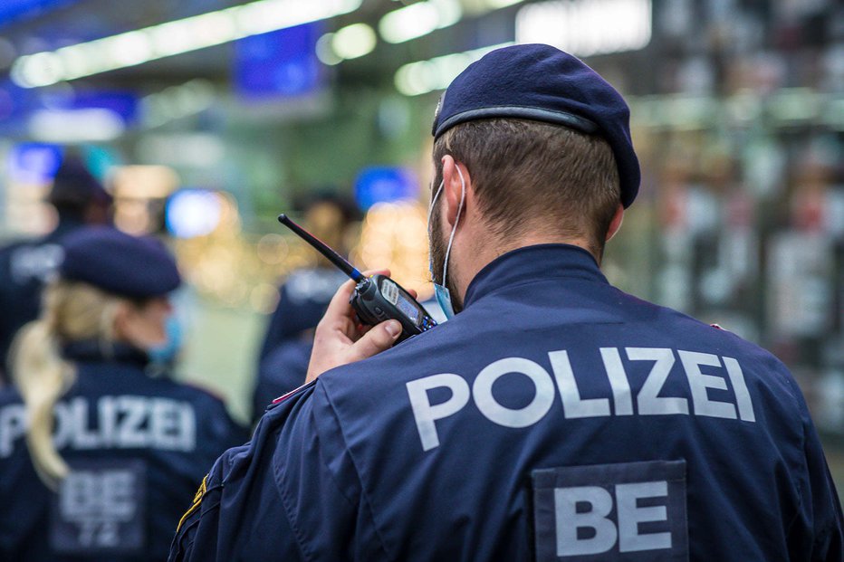 Fotografija: Med preiskavo je avstrijska policija aretirala deset ljudi. Fotografija je simbolična. FOTO: Notranje ministrstvo