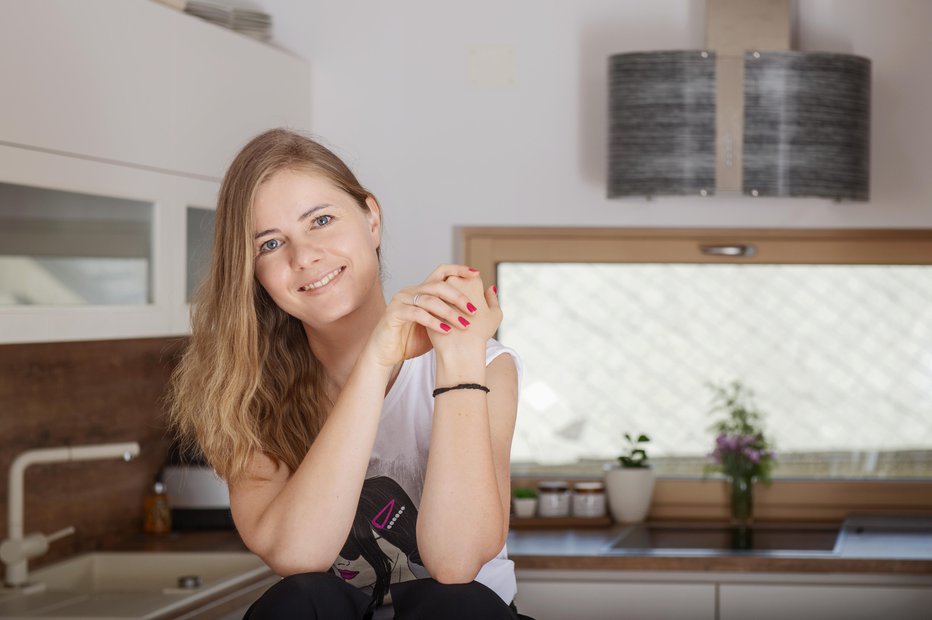 Fotografija: Tina Simčič ženskam pomaga na poti do čistega stanovanja. Foto: Osebni arhiv