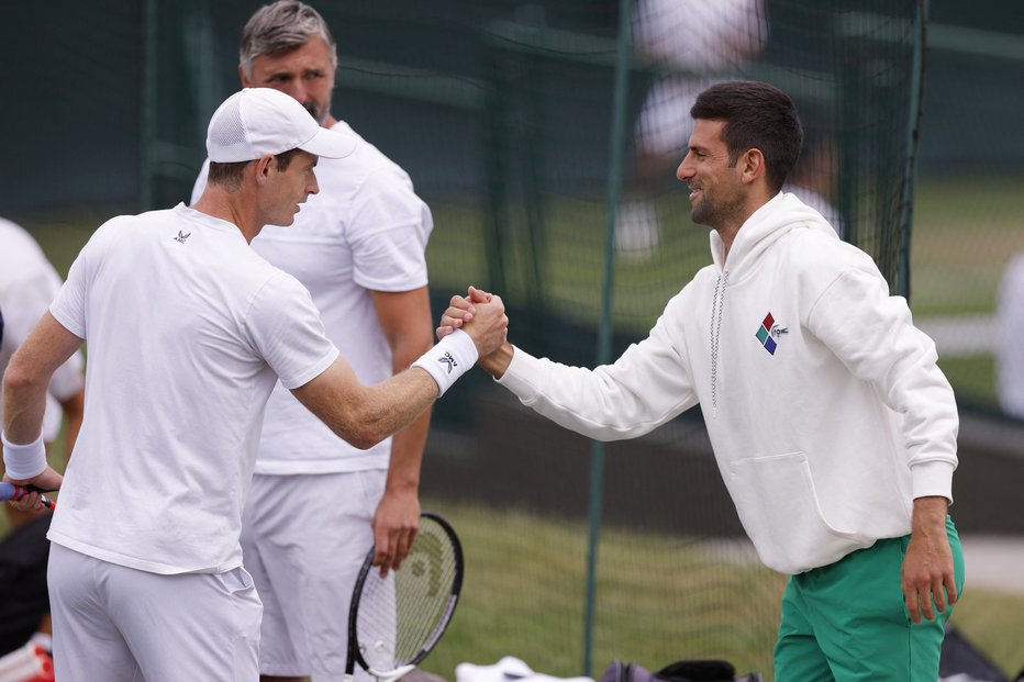 Fotografija: Novak Đoković je pred turnirjem vadil z domačim ljubljencem Andyjem Murrayjem. FOTO: Reuters
