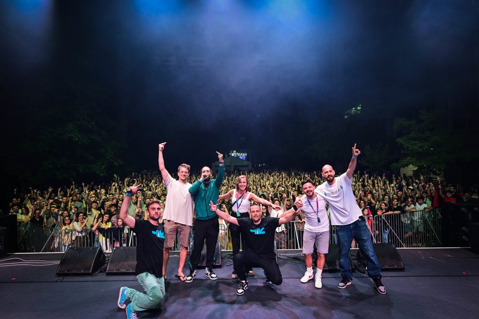 Fotografija: Mariborski raperji Tekochee Kru so v nasprotju s člani skupine Joker Out, ki so s prsti oblikovali srca, občinstvo pozvali, naj v zrak dvignejo sredince.