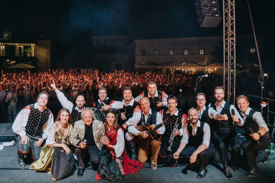 Fotografija: Ansambel Saša Avsenika na odru Ljubljanskega gradu z vsemi gosti. Foto: Innea studio – Žan Zajc