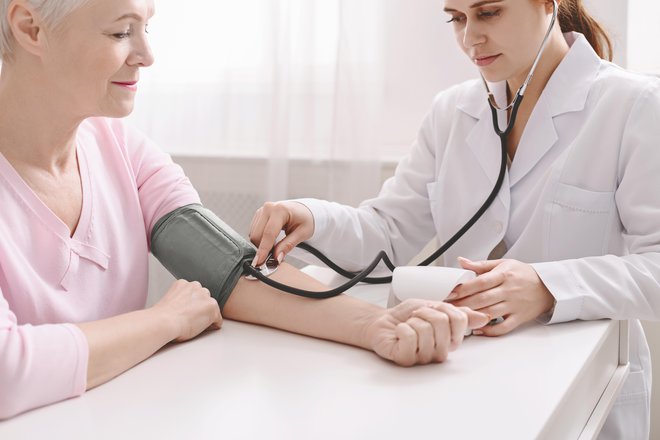 Povišanemu krvnemu tlaku pravimo tudi tihi ubijalec, ker najpogosteje nima značilnih simptomov. FOTO: Prostock-studio Getty Images/istockphoto