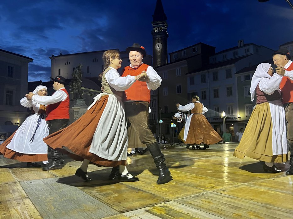 Fotografija: Nemški plesalci slovenskega kulturno-športnega društva Drava iz Augsburga so se predstavili z dolenjskimi plesi. FOTO: Moni Černe