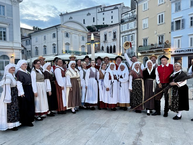 Val Piran in naši zvesti bralci, folklorniki društva Drava. FOTO: Moni Černe