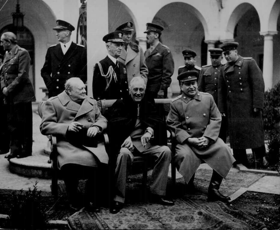 Fotografija: Winston Churchill, levo, v družbi ameriškega predsednika Franklina D. Roosevelta in sovjetskega vodje Josifa Stalina. Seveda, s cigaro v roki. FOTO: Reuters