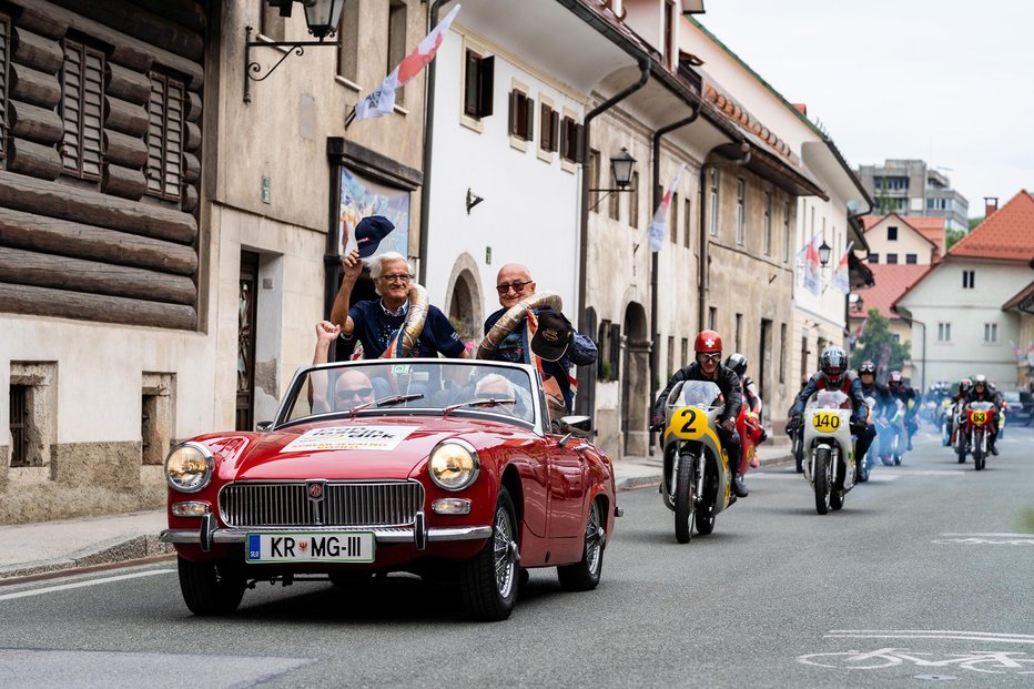 Fotografija: Na čelu parade tekmovalnih motociklov skozi mesto sta publiko pozdravljala zmagovalca loških dirk Janko Štefe in Aleš Mrzel. FOTOGRAFIJE: Marko Alpner