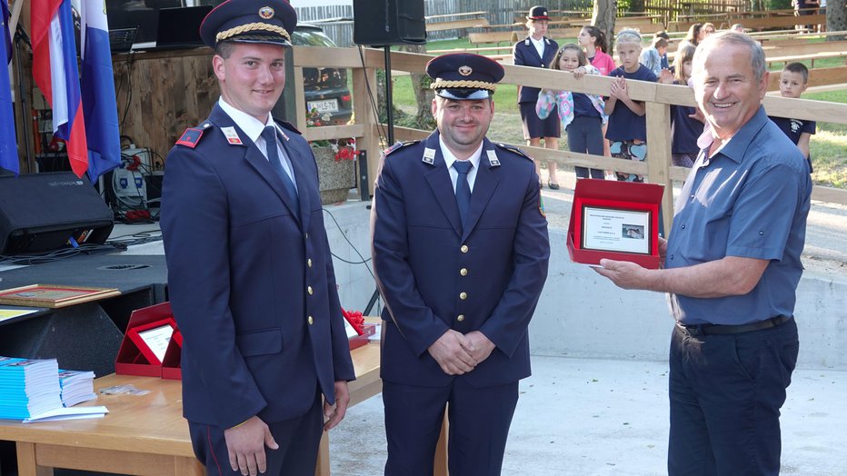 Fotografija: Poveljnik Matic Šuštar, levo, in predsednik Davor Gorenčič sta se med drugim zahvalila za pomoč in podporo tudi Pavlu Iskri iz podjetja I-les.