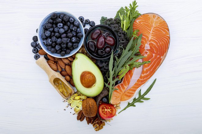 Sadje, zelenjava in zdrave maščobe naj bodo na jedilniku vsak dan! FOTO: Kerdkanno/Getty Images
