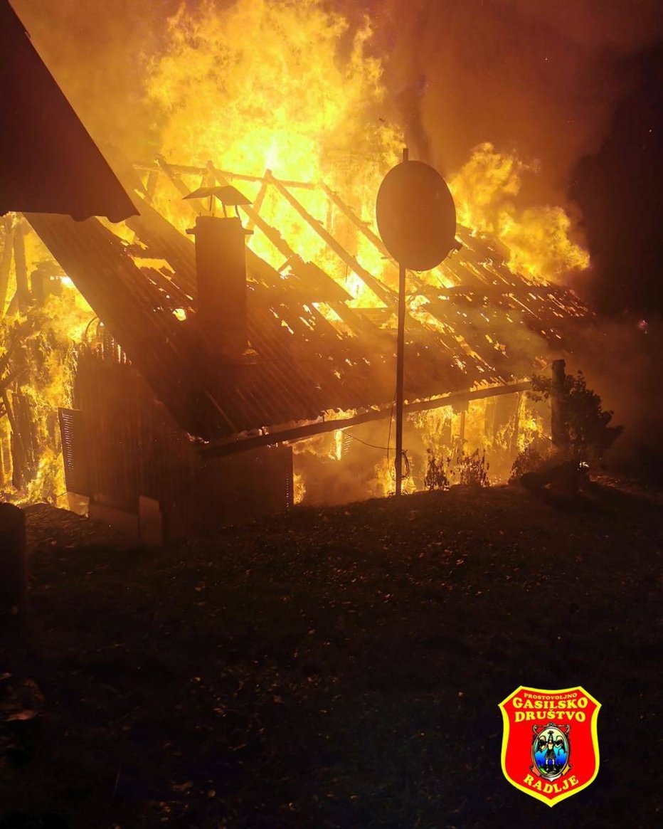 Fotografija: Ognjeni zublji so zajeli hišo. FOTO: PGD Radlje