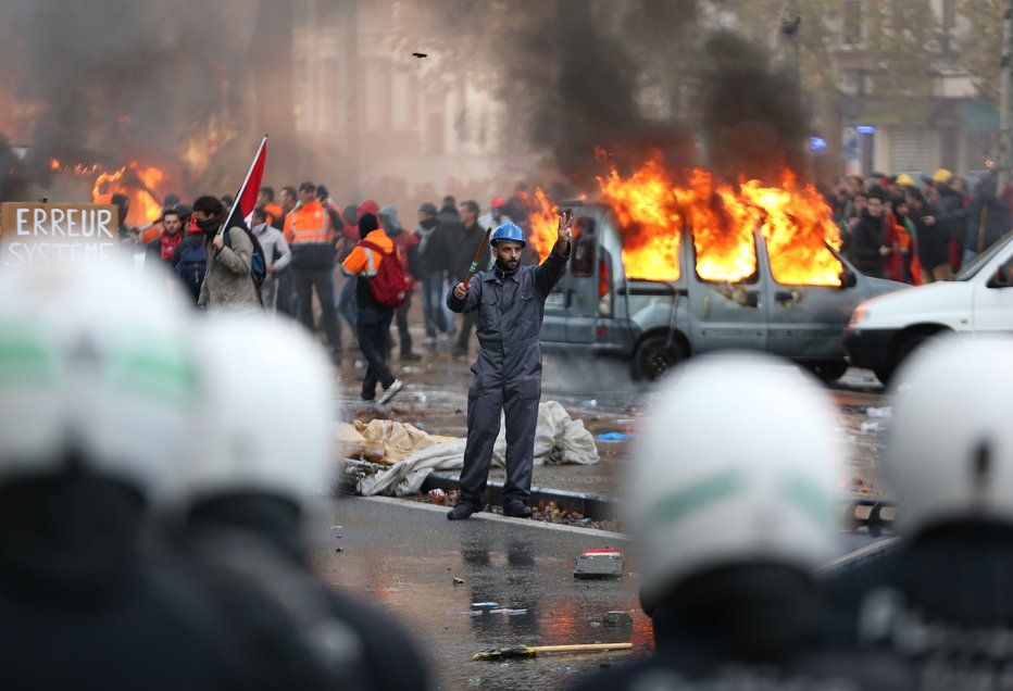 Fotografija: Policija je imela polne roke dela s protestniki tudi v Bruslju. FOTO: Š Francois Lenoir, Reuters Pictures