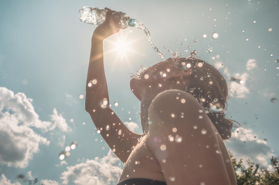 Fotografija: Poskrbimo za osvežitev in redno pitje vode.
FOTO: Kieferpix/Getty Images