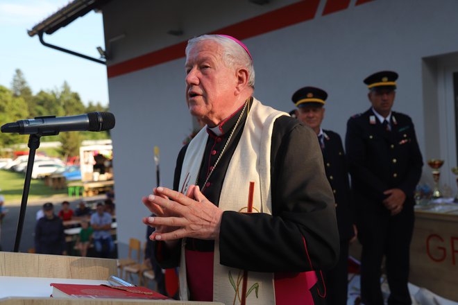 Gasilski dom je blagoslovil upokojeni beograjski nadškof Stanislav Hočevar, ki je imel v nedeljo v Škocjanu zlato mašo. FOTO: Tanja Jakše Gazvoda