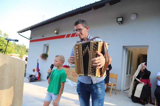 Na harmoniko je zaigral gasilec Janez Lekše, zapel pa njegov sin Jurij. FOTO: Tanja Jakše Gazvoda