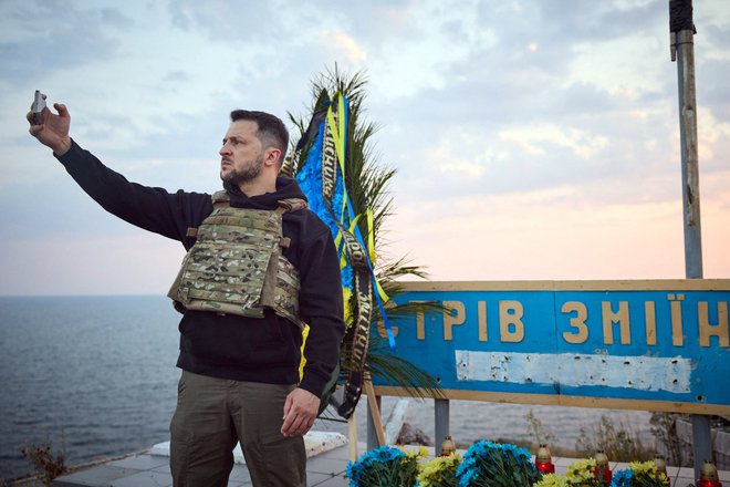 Volodimir Zelenski med obiskom na Kačjem otoku, simbolu upora proti ruski agresiji FOTO: AFP