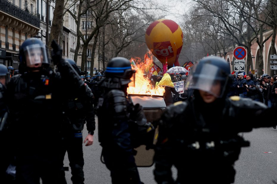 Fotografija: Pridržan je bil na podlagi obtožb o nasilju proti javnem uslužbencu. FOTO: Benoit Tessier, Reuters