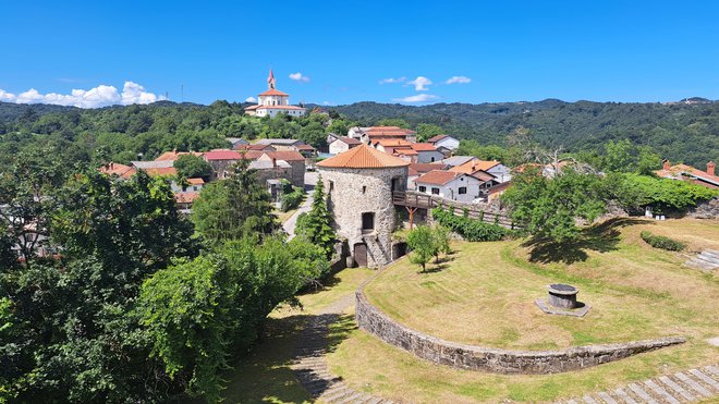 Pogled z gradu na vasico Prem, rojstni kraj Dragotina Ketteja