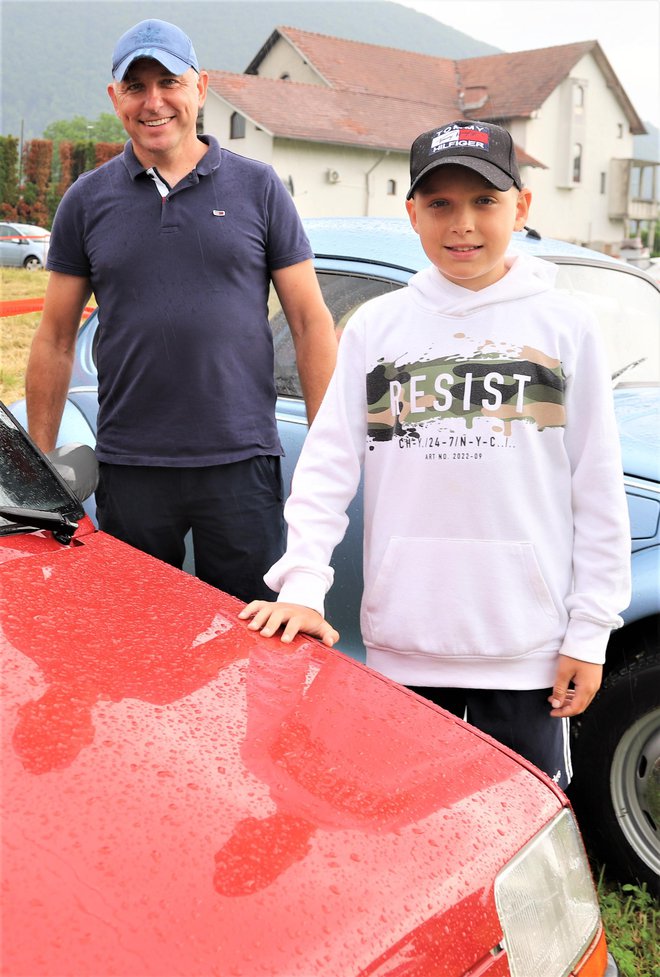 Dušan Pesan in sin Ožbej z Renaultovo petico FOTO: JOŽE MIKLAVC