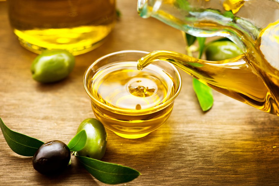 Fotografija: Segrevanje oljčnega olja ni škodljivo, vendar je najbolje, da ga uporabljamo za hladne jedi. FOTO: Shutterstock Photo