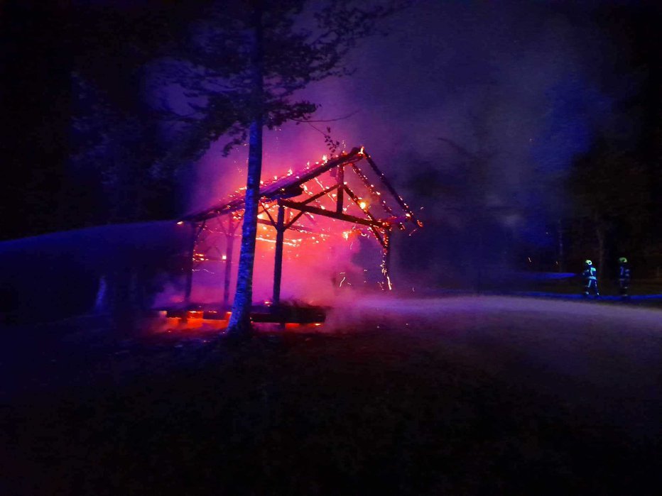 Fotografija: Brunarica na posestvu Kmetije je pogorela. FOTO: PGD Muljava
