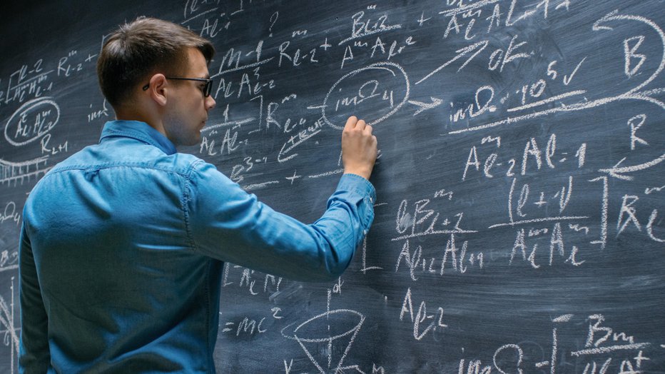 Fotografija: Od mladih nog sta ga zanimali fizika in matematika. FOTO: Gorodenkoff/Getty Images