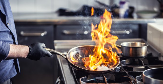 Kuharjem ne bo vzel dela, le v pomoč jim bo. FOTO: Marianvejcik/Getty Images