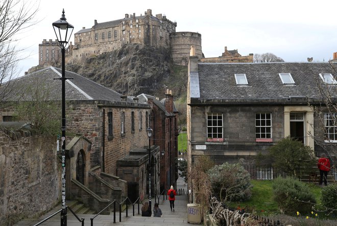 Na Škotskem strmo narašča umrljivost zaradi pretirane uporabe mamil. Na fotografiji je edinburški grad. Foto: Russell Cheyne/REUTERS