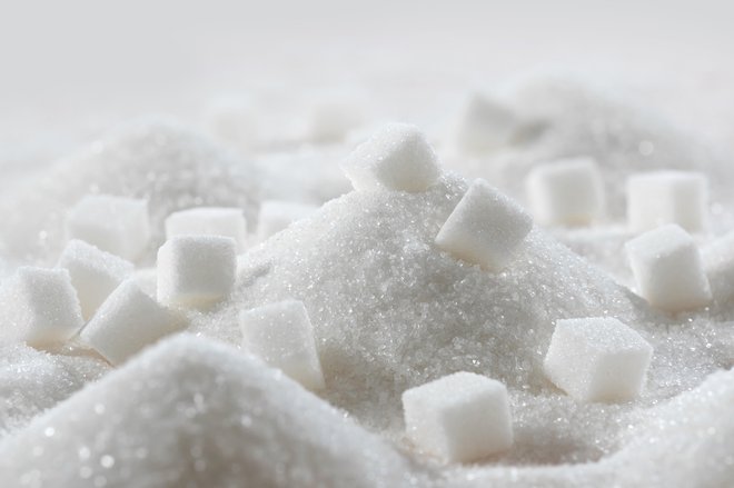 Uživanje sladkorja spodbuja nastanek številnih zdravstvenih težav. FOTO: Andrii Shablovskyi, Getty Images