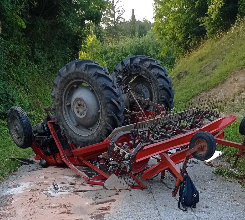 Fotografija: Eden od moških je obležal pod traktorjem in ni mu bilo več pomoči. FOTO: PGD Trebnje