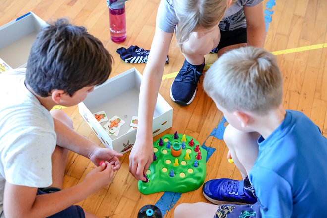 Skozi igro se otroci učijo medsebojnega sodelovanja in pogovarjanja.