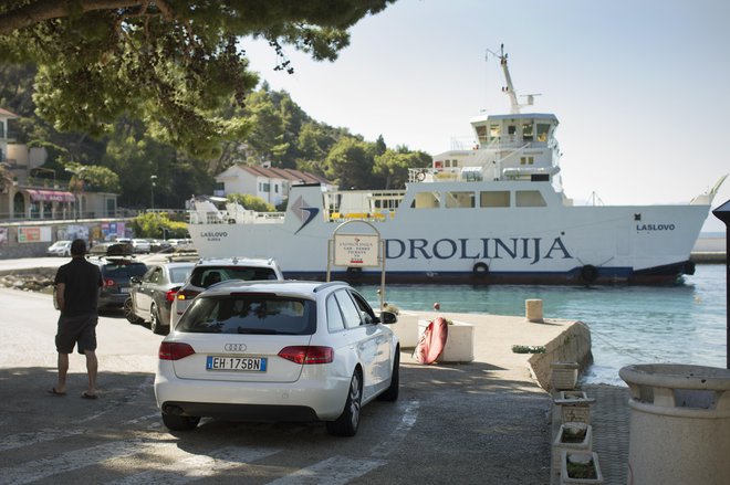 Vozovnice za hrvaške trajekte na lokalnih linijah lahko kupite vnaprej, a vam ne zagotavljajo prostora na trajektu. FOTO: Jure Eržen