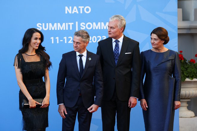 Slovenski premier Robert Golob s partnerico Tino Gaber na vrhu Nata v družbi z litovskim predsednikom Gitanasom Nausedo in njegovo ženo Diano. FOTO: Yves Herman, Reuters