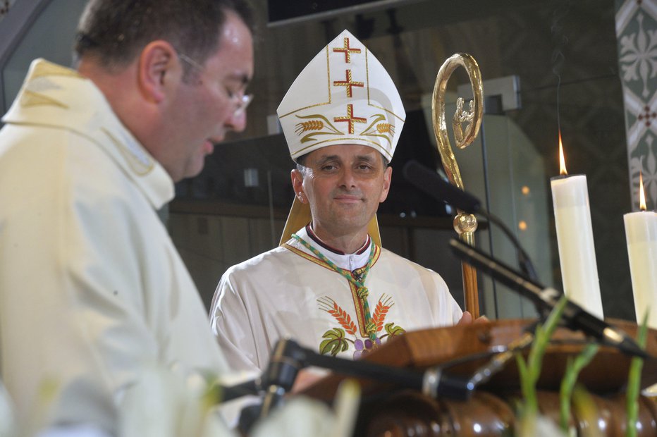 Fotografija: Škof Andrej Saje meni, da bi se morali duhovniki sami odločiti, kako in kaj. FOTO: Drago Perko