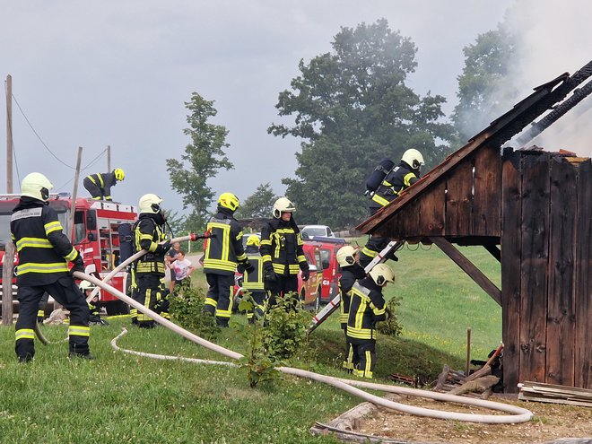 Požar v Črneči vasi so gasili gasilci PGD Kostanjevica na Krki in Prekopa. FOTO: Tanja Jakše Gazvoda