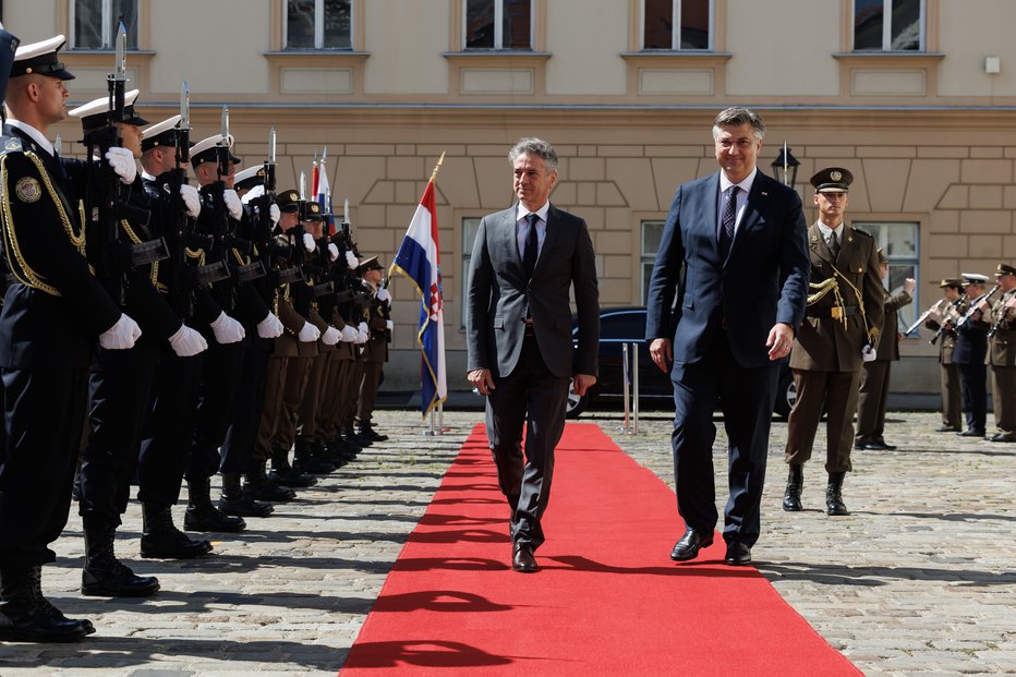 Fotografija: Uradni sprejem z vojaškimi častmi pred uradom hrvaškega predsednika vlade Andreja Plenkovića. FOTO: Nebojša Tejić, sta
