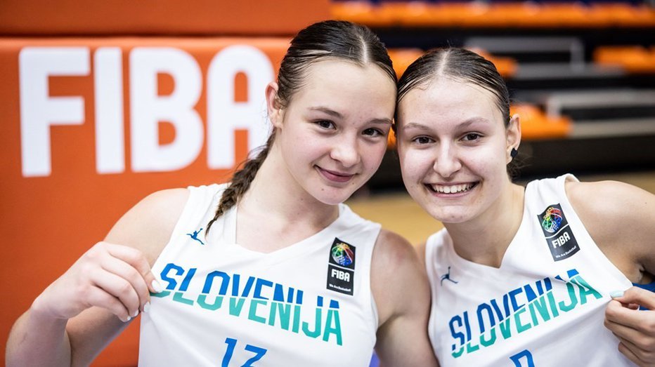 Fotografija: S Slovenijo starocelinski prvakinji Ajša Sivka (desno) in Lea Bartelme sta bili izbrani v najboljšo peterko mladinskega EP. FOTO: FIBA
