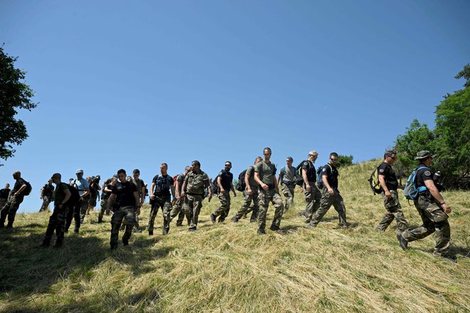 Policistom in vojakom se je v iskalni akciji pridružilo veliko prostovoljcev, ker sledi niso našli, so fizično iskanje prekinili. FOTO: Nicolas Tucat/AFP