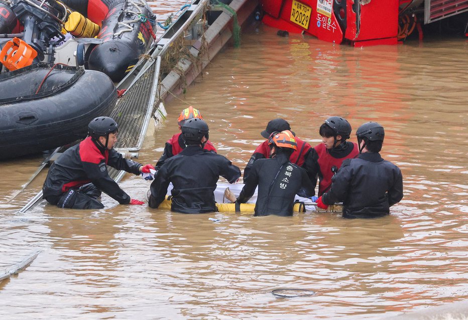 Fotografija: Reševalci iščejo preživele. FOTO: Kim Hong-ji, Reuters