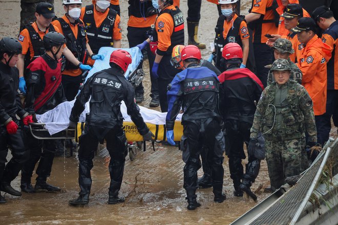 Iz predora vlečejo le še trupla. FOTO: Kim Hong-ji, Reuters