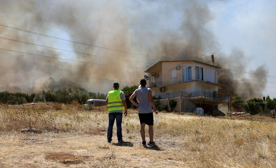 Fotografija: Gasilci so na treh frontah. FOTO: Reuters