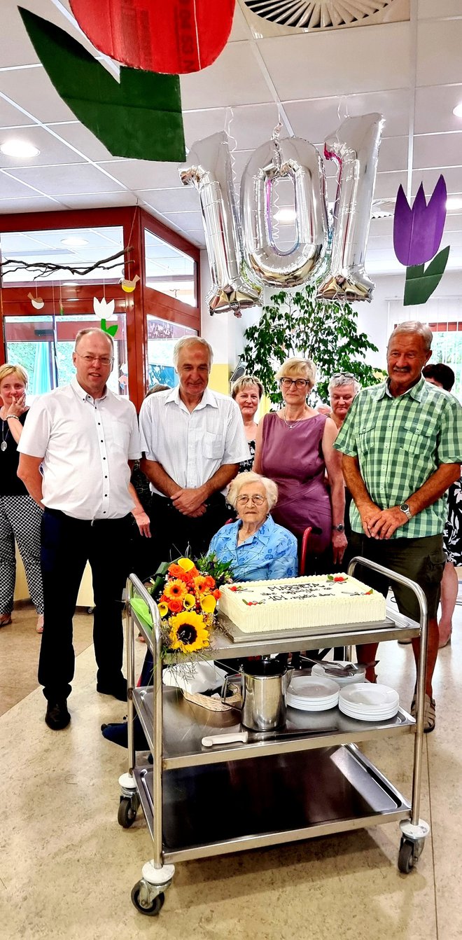 Ob slavljenki s torto župan Naklega Ivan Meglič, levo, in Marjetini otroci Janez, Marjana in Alojz