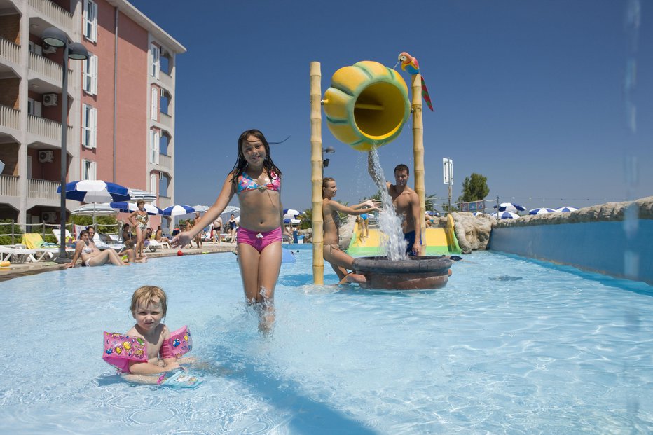 Fotografija: Večina obalnih bazenov ima ugodnejše vstopnice za otroke. FOTO: Terme Čatež