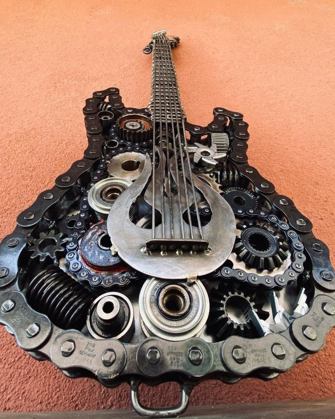 Unikaten inštrument tehta kar 17 kilogramov.